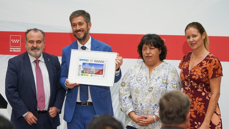 Texto Alternativo: La Comunidad de Madrid la Comunidad de Madrid presenta el cupón especial de la ONCE dedicado al 40º aniversario del Estatuto de Autonomía