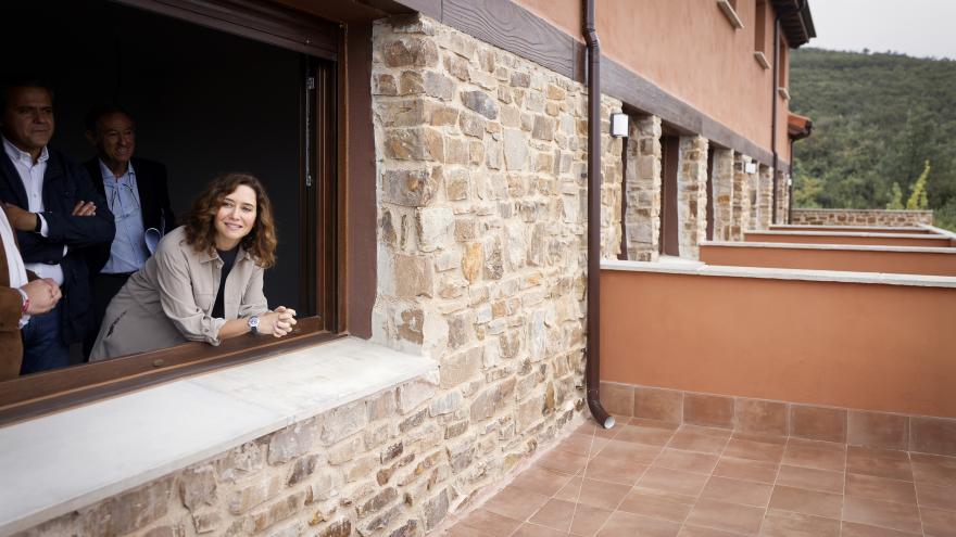 Texto Alternativo: Díaz Ayuso entrega nuevas viviendas de promoción pública construidas por la Comunidad de Madrid en Berzosa de Lozoya y Robregordo