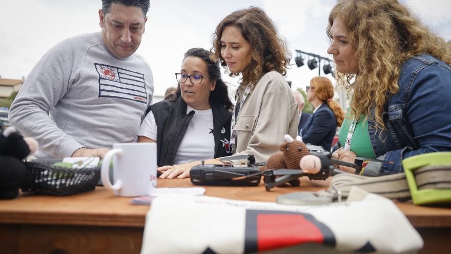 Texto Alternativo: Díaz Ayuso apoya en Venturada la Feria de la Sierra Norte, con artesanos y emprendedores de 42 pequeños municipios de región