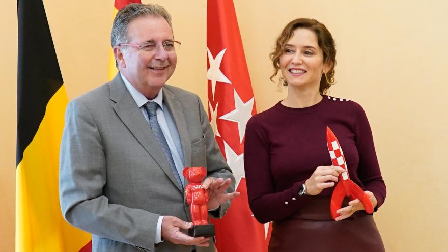 Texto Alternativo: Díaz Ayuso se reúne con el ministro presidente de la Región de Bruselas y aborda sus proyectos de digitalización y turismo