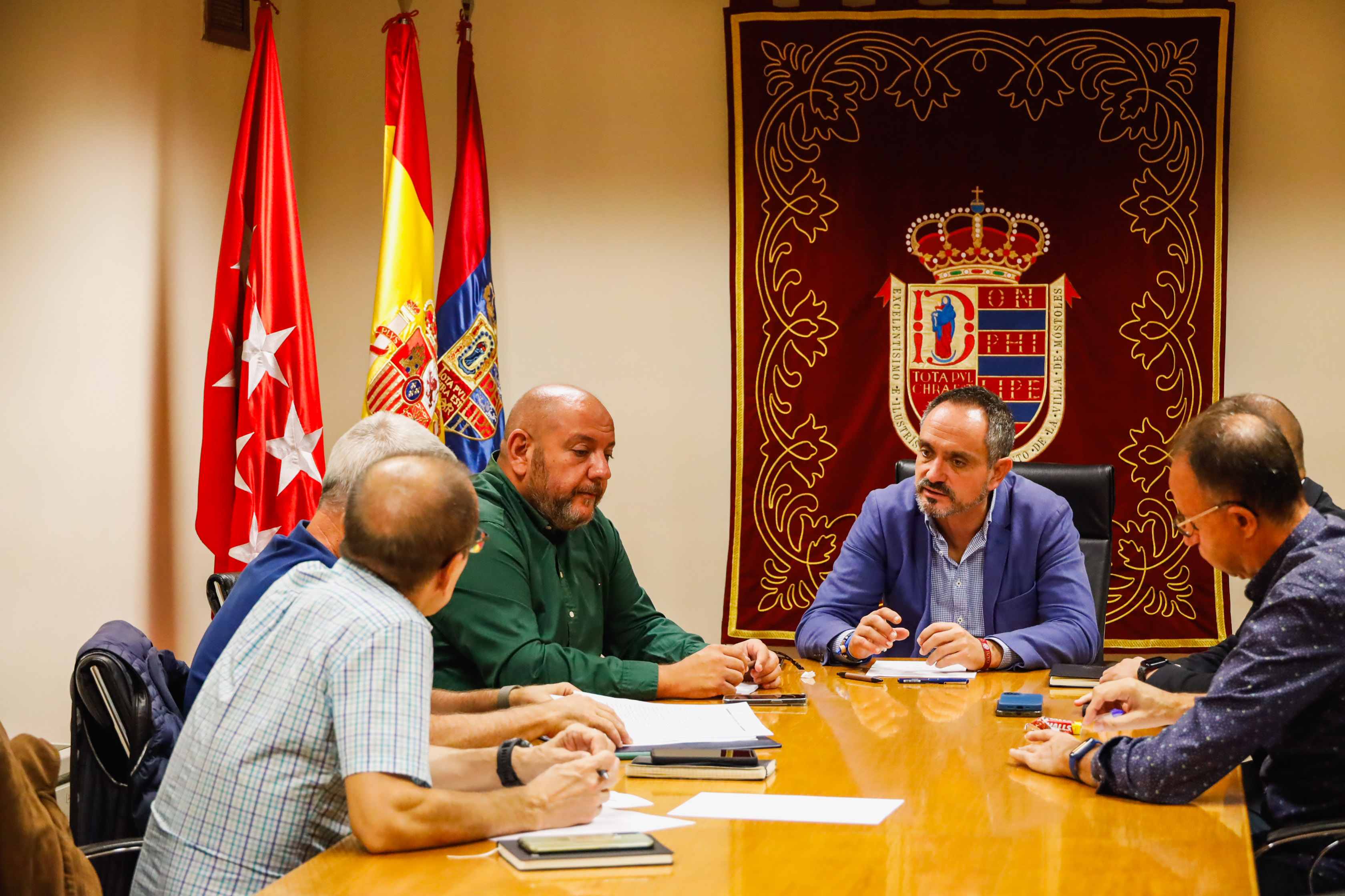 Texto Alternativo: El Alcalde se reúne con la Asociación de Vecinos El Soto