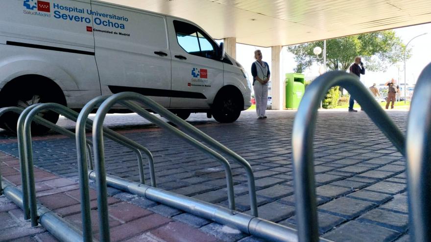 Texto Alternativo: El Hospital público Severo Ochoa instala aparcabicis en la Semana Europea de la Movilidad
