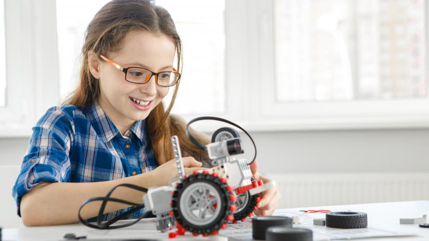 Texto Alternativo: La Comunidad de Madrid participa en la Noche Europea de los Investigadores incluyendo en su programación una carrera de robots
