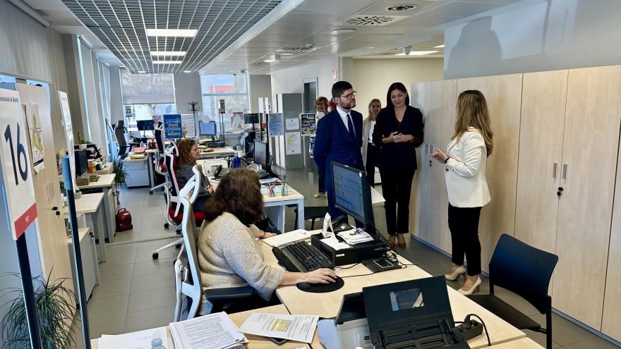Texto Alternativo: La Comunidad de Madrid renueva el convenio para la cesión de la oficina de empleo de Majadahonda