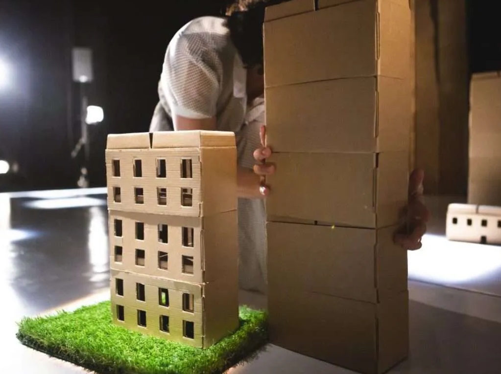 Texto Alternativo: La llegada al Teatro del Bosque de los actores Javier Gutiérrez y Luis Bermejo, con la obra El traje, protagoniza la agenda cultural de Móstoles