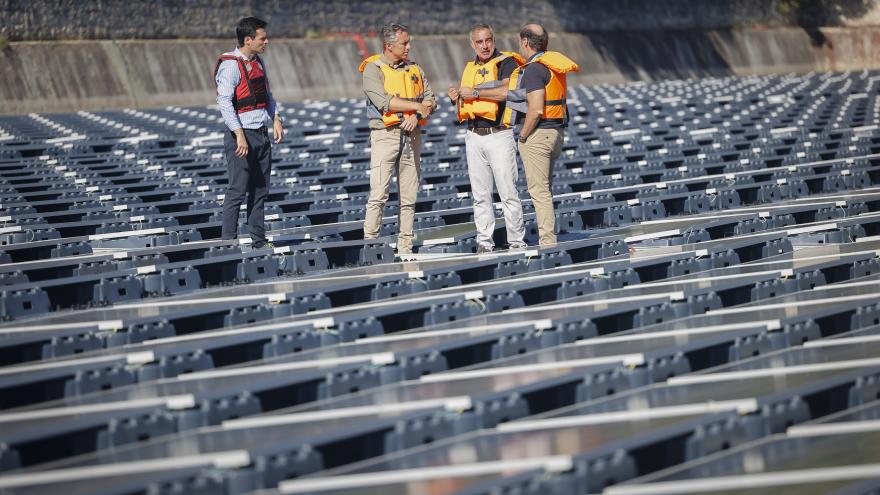 Texto Alternativo: La Comunidad de Madrid estrena su primera instalación fotovoltaica flotante para producir energía limpia y renovable