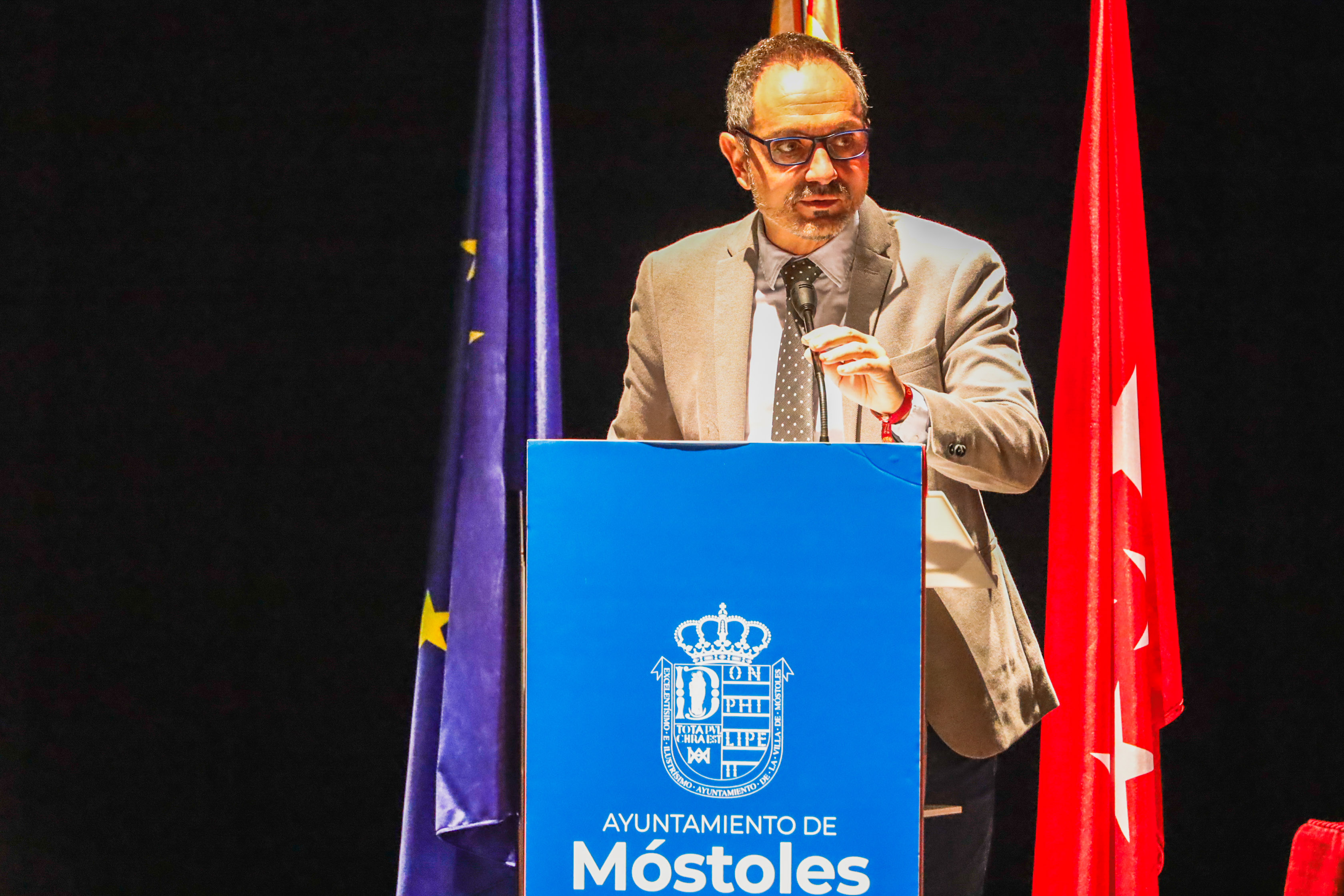Texto Alternativo: El Alcalde inaugura los ciclos formativos MóstolesxDerecho sobre la violencia hacia la infancia y adolescencia