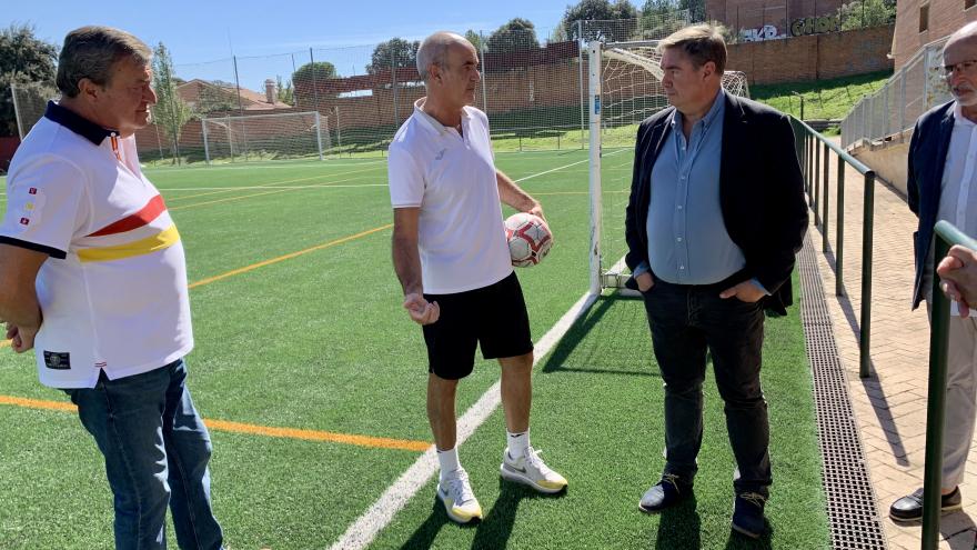 Texto Alternativo: La Comunidad de Madrid instala un nuevo y tecnológico césped artificial en el campo de fútbol de Chapinería