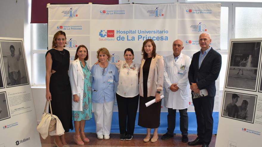 Texto Alternativo: El Hospital de La Princesa acoge la Exposición 'Héroes y Heroínas', en el Día Internacional de la Persona Ostomizada