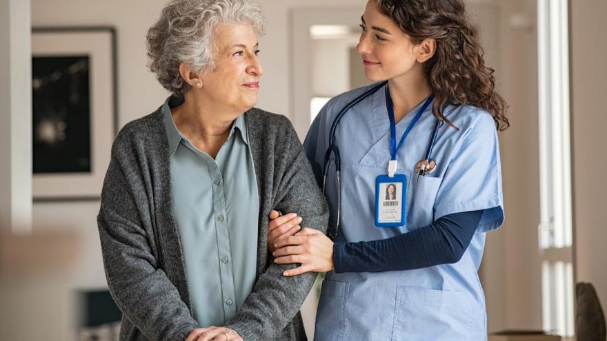 Texto Alternativo: La Unidad de Atención a Residencias de la Dirección Asistencial Noroeste forma a los trabajadores de los centros sociosanitarios de la zona en la prevención de caídas