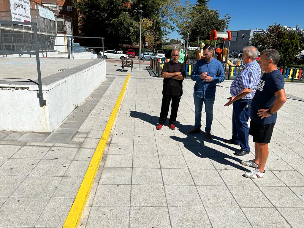 Texto Alternativo: El Concejal de Participación Ciudadana recorre las calles con varias asociaciones de vecinos