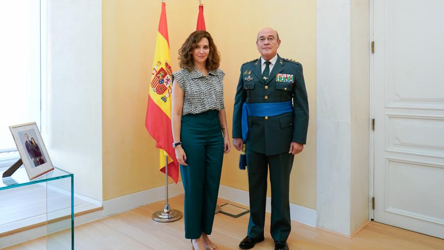 Texto Alternativo: Díaz Ayuso recibe a Pérez de los Cobos tras su restitución como Coronel Jefe de la Comandancia de la Guardia Civil de Madrid