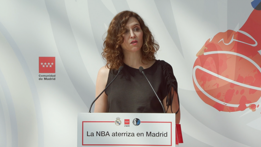Texto Alternativo: Díaz Ayuso entrega un reconocimiento de la Comunidad a Luka Dončić: “Será para siempre un madrileño más y en la NBA un embajador de nuestra lengua”