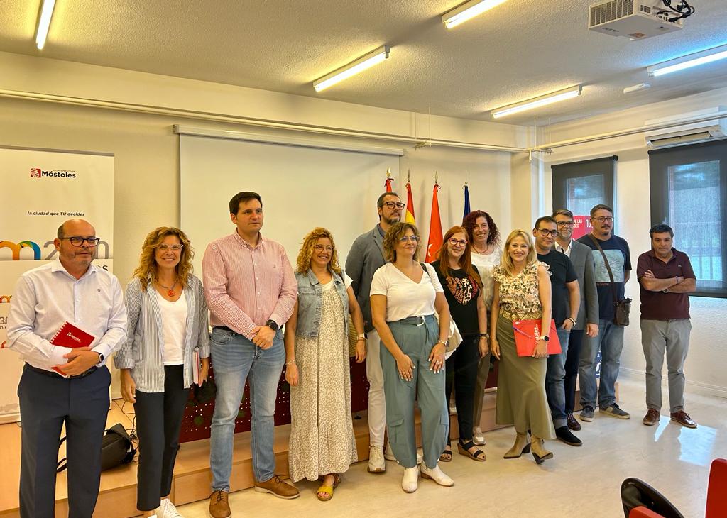 Texto Alternativo: La Concejal de Economía, Industria y Empleo se reúne con las asociaciones municipales para iniciar un plan estratégico de colaboración del tejido empresarial y comercial de la ciudad