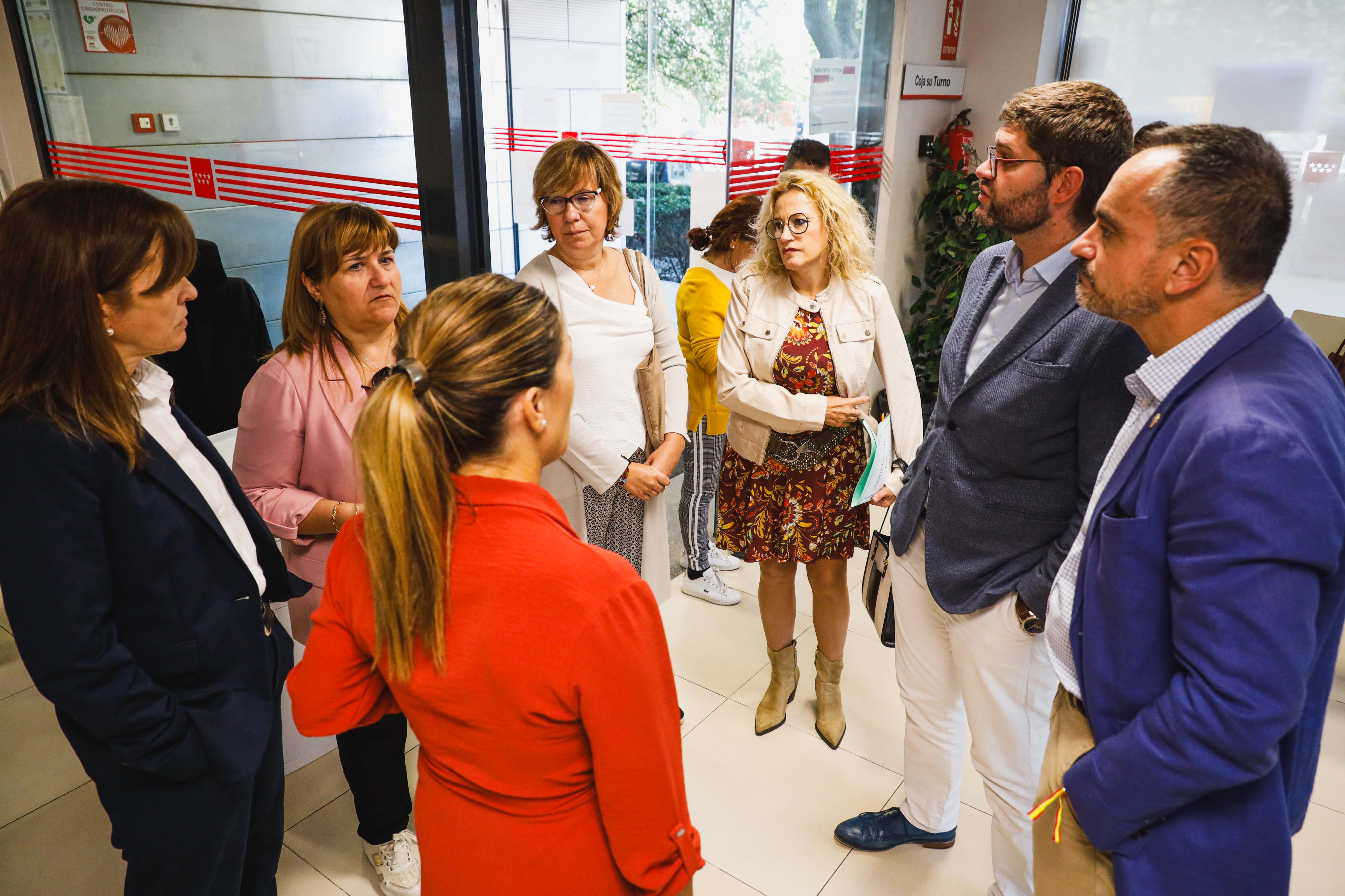 Texto Alternativo: El Alcalde visita las oficinas de empleo de Móstoles