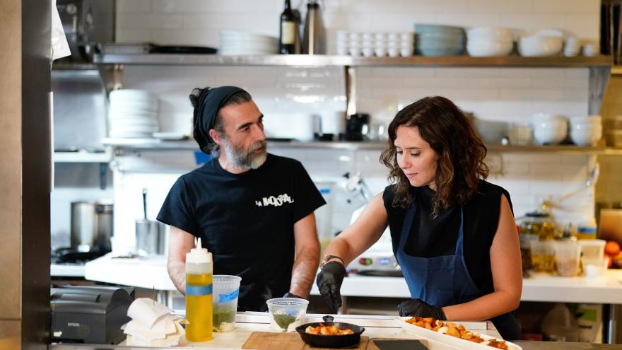 Texto Alternativo: Díaz Ayuso apoya la gastronomía española en su visita a la Spanish Benevolent Society de Nueva York