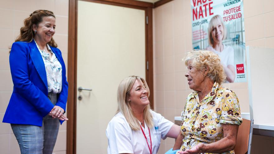 Texto Alternativo: La Comunidad comienza hoy a vacunar frente a la gripe y el COVID-19 a 1,6 millones de personas en centros de salud, hospitales públicos y residencias