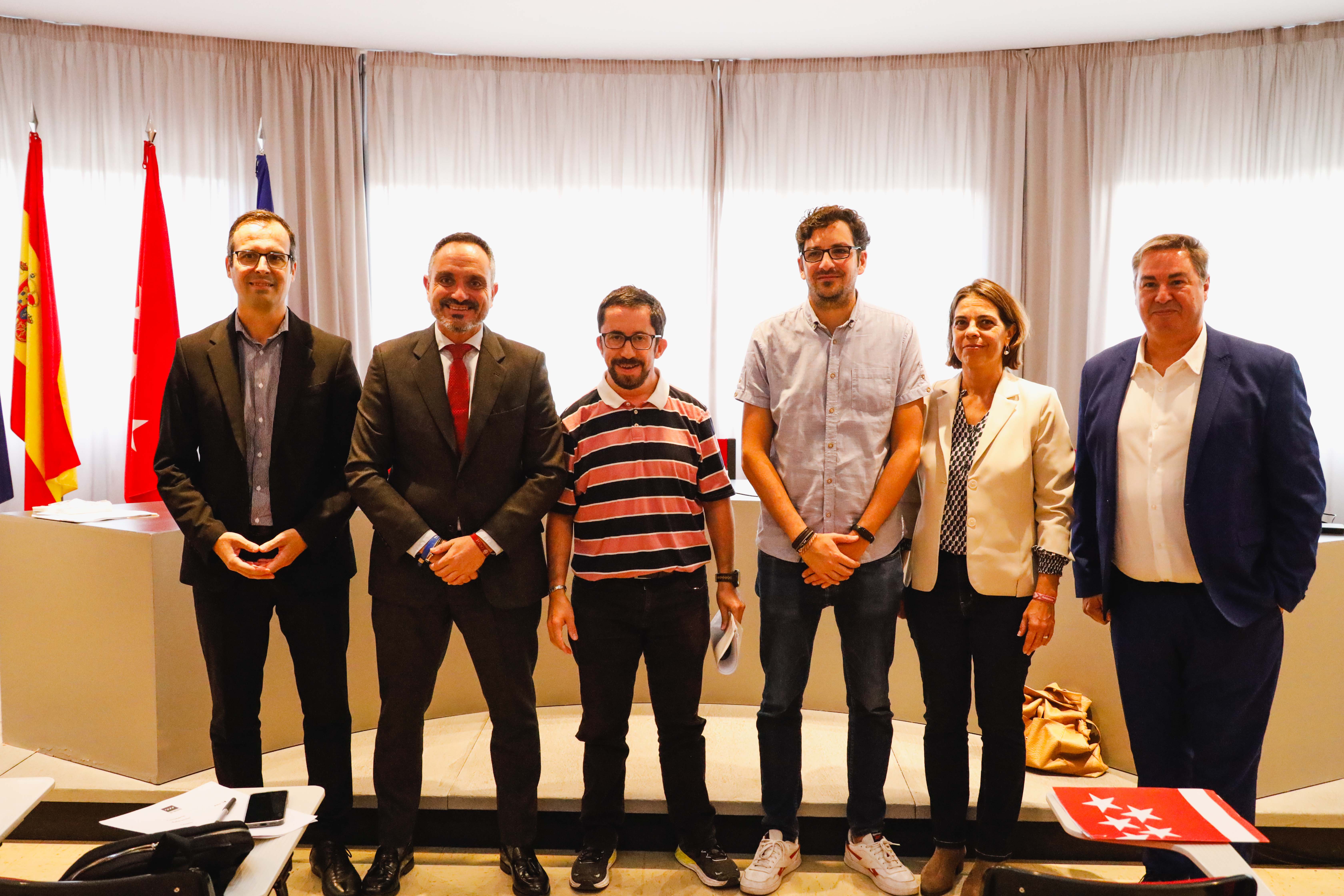 Texto Alternativo: Empleados públicos de Móstoles participan en un programa de sensibilización sobre discapacidad intelectual en las oficinas de atención al ciudadano