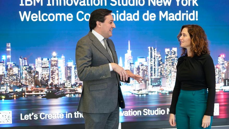 Texto Alternativo: Díaz Ayuso anuncia una colaboración con IBM para aplicar tecnología al desarrollo de nuevos materiales semiconductores sostenibles en España
