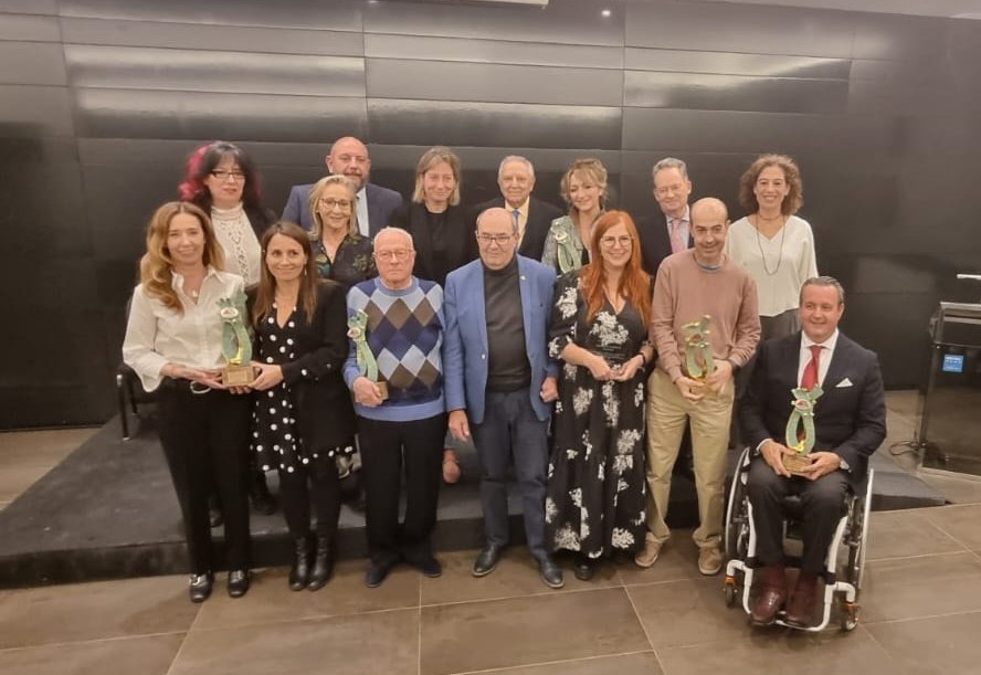 Texto Alternativo: La Asociación Mostoleña de Esclerosis Múltiple cumple 27 años y lo celebra entregando sus XXI Premios AMDEM