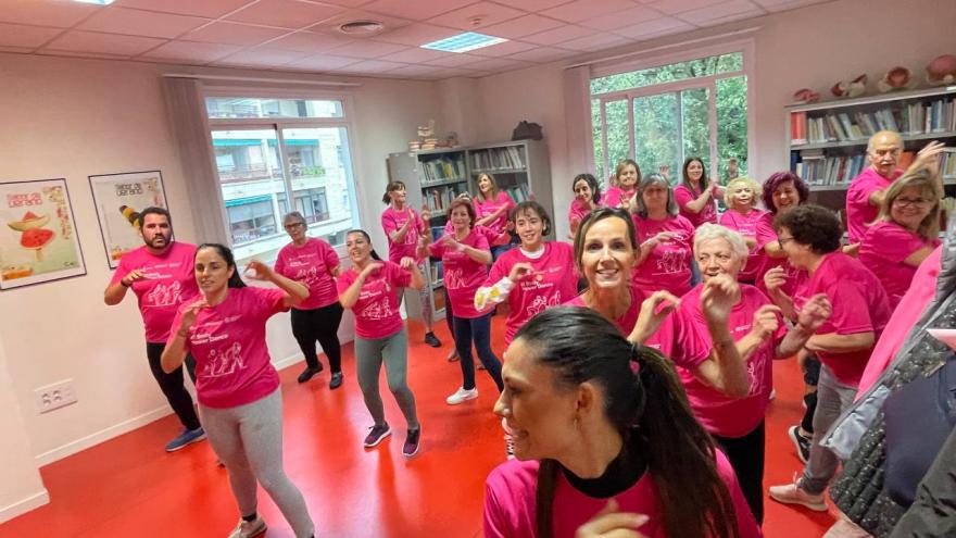 Texto Alternativo: El Hospital Universitario del Henares conmemora el Día Mundial del Cáncer de Mama con una clase de zumba solidaria