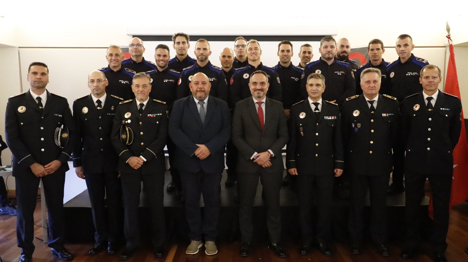 Texto Alternativo: Alcalde de Móstoles felicita a nuevos cargos en la Policía Local y destaca su importancia