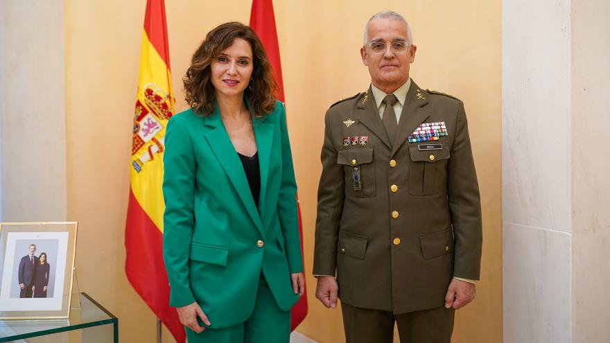 Texto Alternativo: Díaz Ayuso recibe al general de división Joaquín Broch Hueso, nombrado Comandante Militar de Madrid el pasado marzo