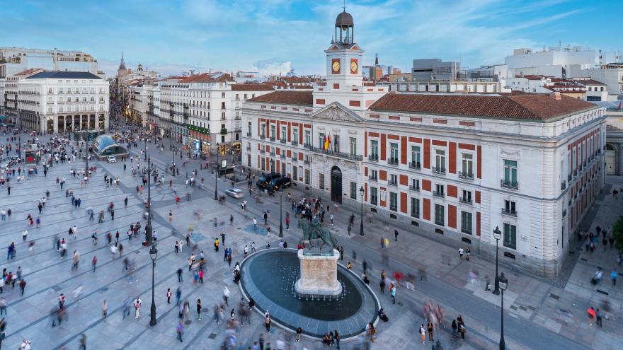 Texto Alternativo: La Comunidad de Madrid celebra el 31 de octubre la jura de la Princesa en la Puerta del Sol, con la Real Casa de Correos engalanada para este acontecimiento histórico