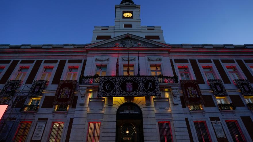 Texto Alternativo: La Comunidad de Madrid ilumina la Real Casa de Correos con la bandera de España para celebrar la jura de la Constitución de la Princesa