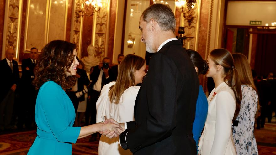 Texto Alternativo: Díaz Ayuso asiste al juramento de la Constitución Española de la Princesa de Asturias