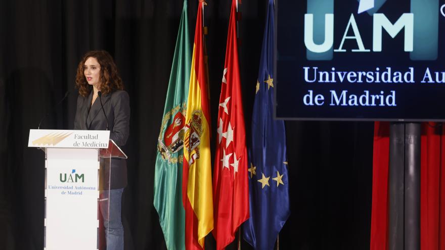 Texto Alternativo: Díaz Ayuso destaca el papel de la Enfermería para humanizar las estancias en los hospitales y como parte del motor del sistema sanitario