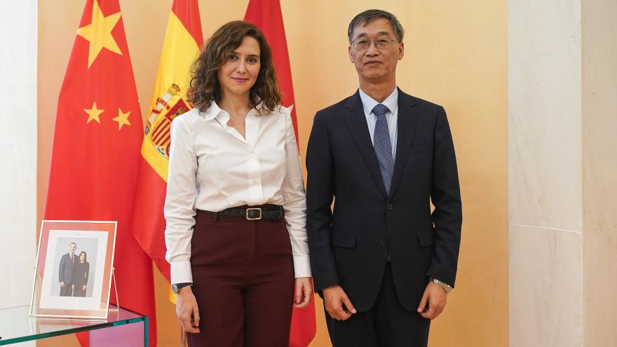 Texto Alternativo: Díaz Ayuso recibe al embajador de la República Popular China en España