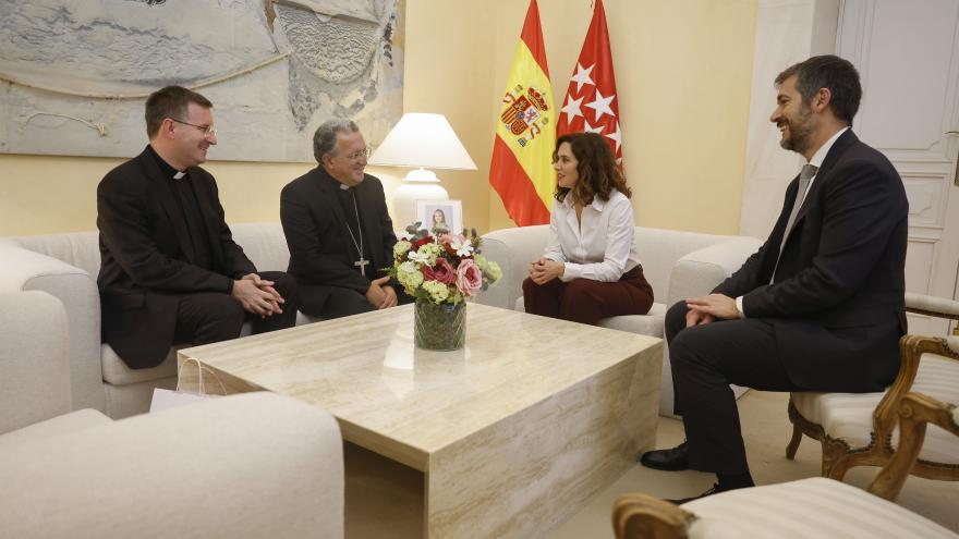 Texto Alternativo: Díaz Ayuso se reúne con el obispo de la Diócesis de Getafe, que atiende a 48 municipios de la región