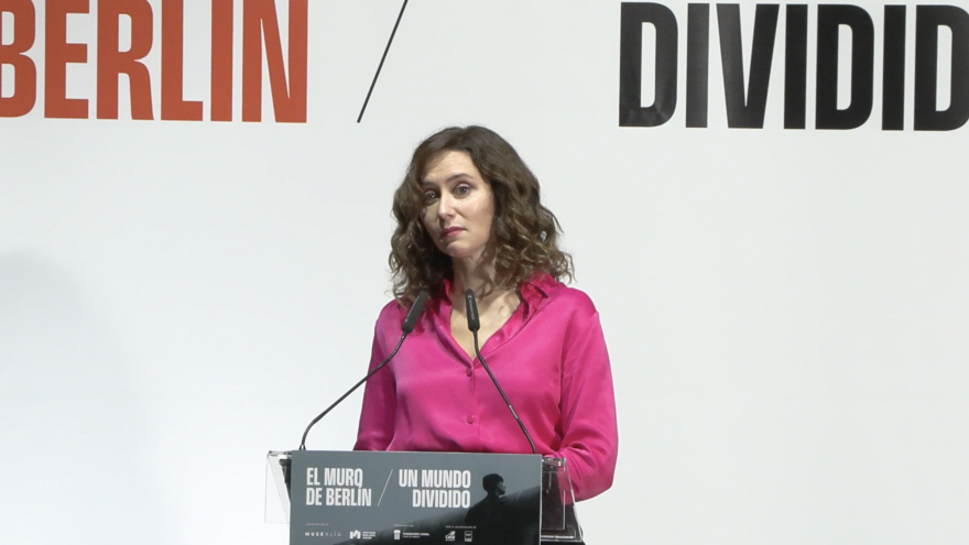 Texto Alternativo: Díaz Ayuso el Gobierno de la Comunidad de Madrid presenta la exposición El Muro de Berlín. Un mundo dividido, reflejo del “abismo que pueden llevar las decisiones políticas fanáticas de unos pocos”