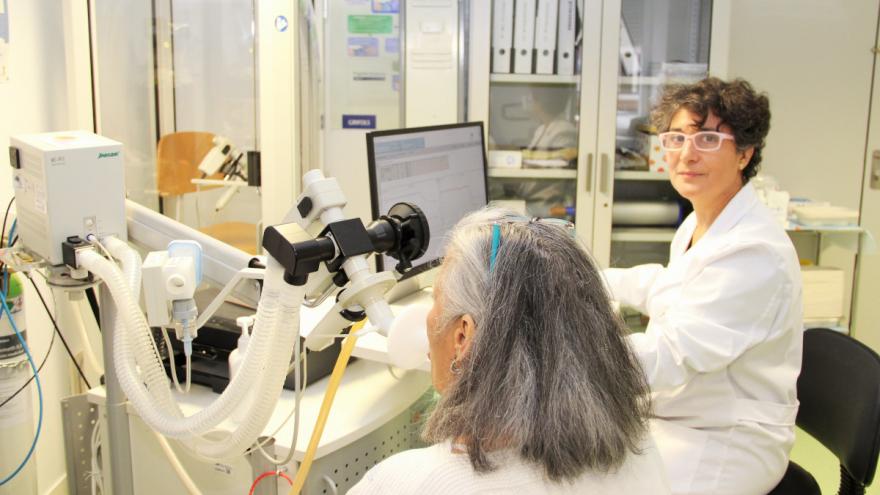 Texto Alternativo: Neumólogos del Hospital Clínico San Carlos emplean una novedosa técnica en pacientes con EPOC que mejora los resultados de tratamientos convencionales