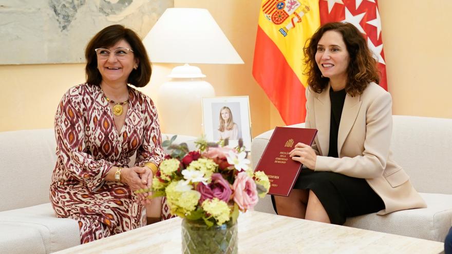 Texto Alternativo: Díaz Ayuso recibe la Memoria de la Fiscalía de Madrid sobre sus actividades en 2022