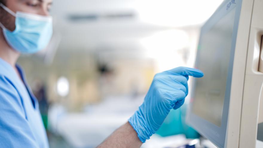 Texto Alternativo: La Comunidad de Madrid refuerza los hospitales públicos con 1.800 profesionales sanitarios en su Plan de Invierno