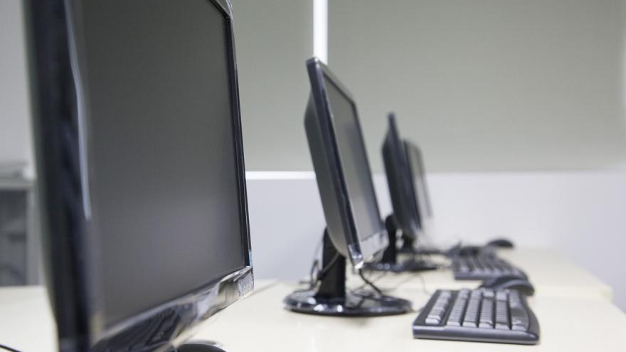 Texto Alternativo: La Comunidad de Madrid amplía la conectividad de más de 1.700 centros educativos para reforzar la digitalización en la educación pública