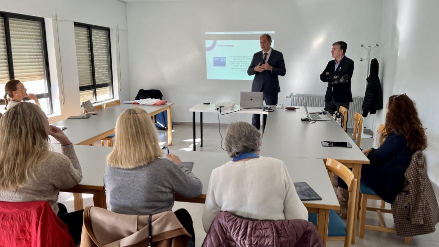 Texto Alternativo: La Comunidad de Madrid lanzará en 2024 una plataforma formativa y divulgativa para combatir la brecha digital que afecta a personas vulnerables