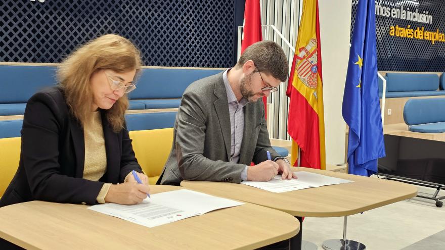 Texto Alternativo: La Comunidad de Madrid rubrica un acuerdo con la Fundación Randstad para ayudar a encontrar trabajo a personas con discapacidad