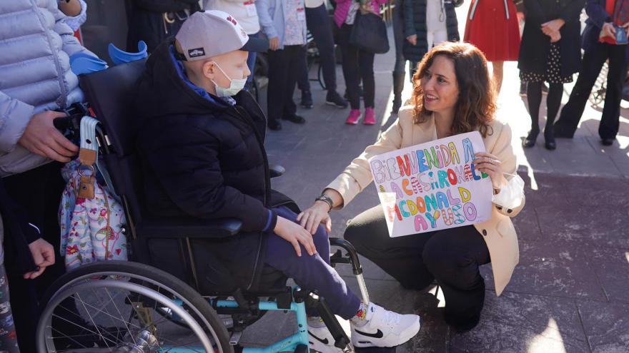 Texto Alternativo: Díaz Ayuso visita la Casa Ronald McDonald que aloja a familiares de pacientes de toda España que reciben tratamientos en hospitales madrileños
