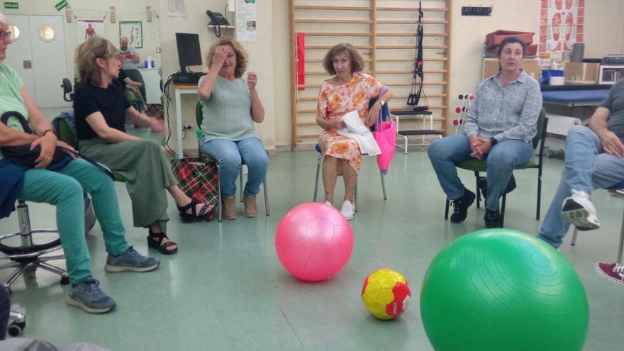 Texto Alternativo: El Centro de Salud Estrecho de Corea, escenario de un taller de teatro comunitario que aborda la soledad en Ciudad Lineal