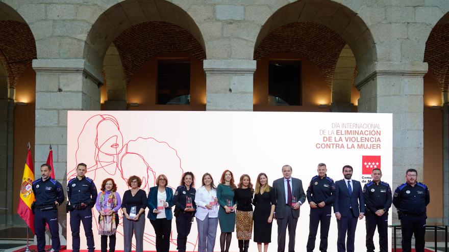 Texto Alternativo: La Comunidad de Madrid rinde homenaje a instituciones y personas que trabajan en la atención a mujeres víctimas de violencia