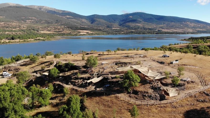 Texto Alternativo: La Comunidad de Madrid financia proyectos arqueológicos en el yacimiento de Pinilla del Valle y otro en Tanzania