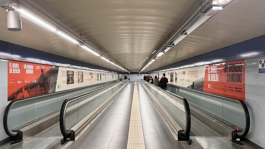 Texto Alternativo: La Comunidad de Madrid recuerda con un gran mural en la estación de Plaza de Castilla la importancia que tuvo el Metro berlinés entre 1961 y 1989
