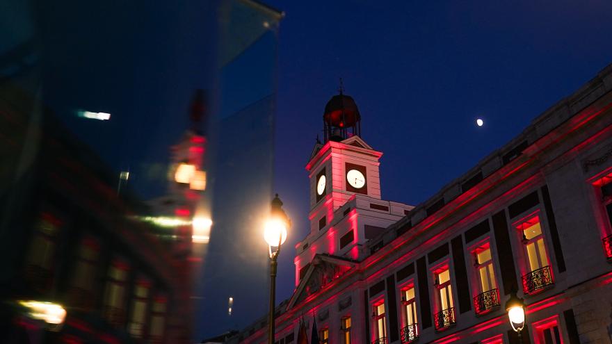 Texto Alternativo: La Comunidad de Madrid estrena sobre la fachada de la Real Casa de Correos un espectáculo de luz y sonido de grandes dimensiones esta Navidad
