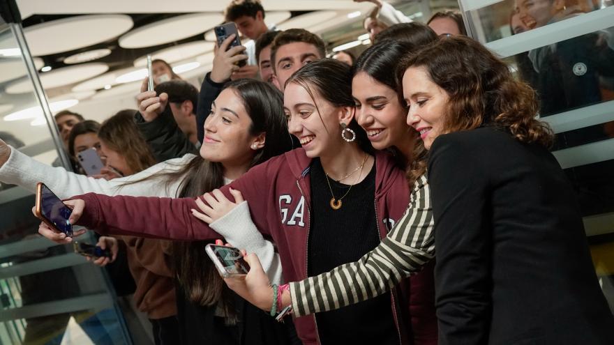 Texto Alternativo: Díaz Ayuso anima a los jóvenes a no resignarse en tiempos convulsos por la “preocupante pérdida de libertad a todos los niveles”