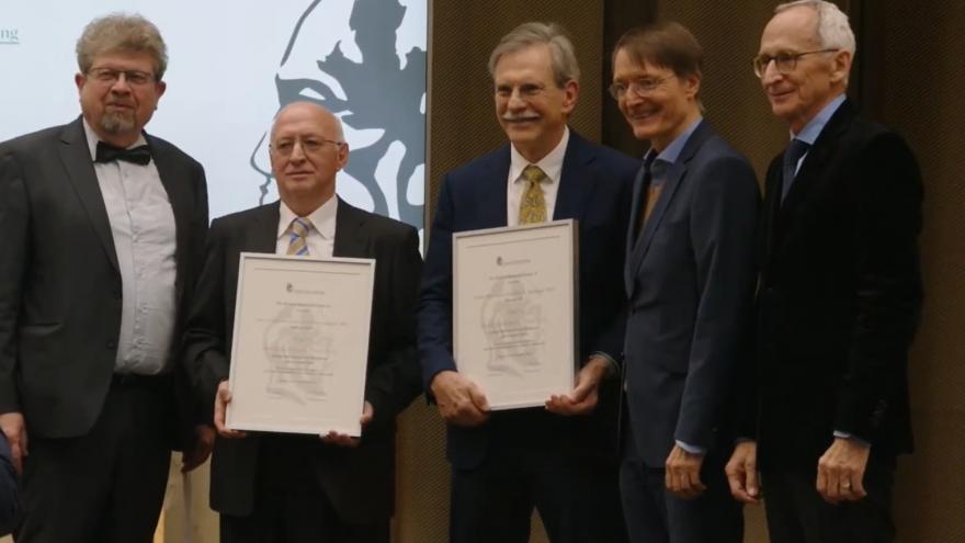 Texto Alternativo: El jefe de Inmunología del Hospital de La Princesa recibe el premio Robert Koch de investigación en Berlín