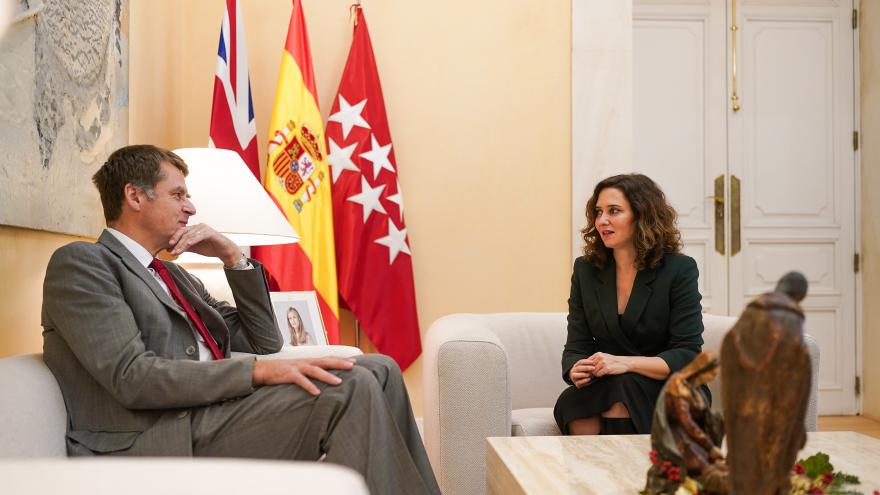 Texto Alternativo: Díaz Ayuso se reúne con el embajador de Reino Unido en España para fortalecer las relaciones políticas y comerciales