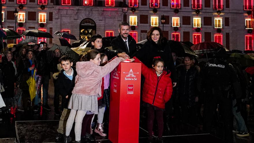 Texto Alternativo: Díaz Ayuso inaugura el espectáculo audiovisual navideño de la Real Casa de Correos